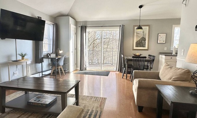 Salsbury Cove Apartamento | 2BR Apt + Deck, Fire Pit, Backyard! [Maine Escape]