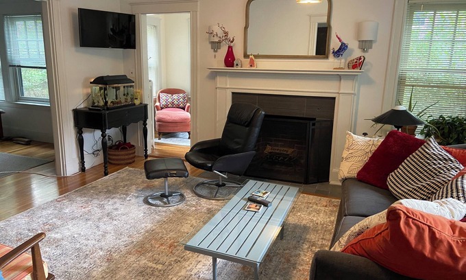 Hyde Square Apartamento | 2BR Apt in Boston close to Hospitals, Fenway Park, Bus, T, Restaurants and WF