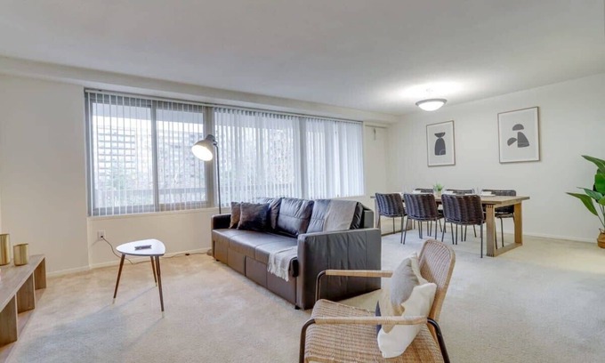 Aurora Highlands Apartamento | 2BR Apt in Crystal City W Seasonal Pool