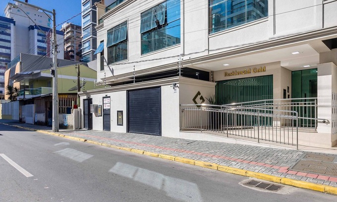 Castelo Branco Apartamento | 2BR Apt w/Balcony Close to Itapema Beach