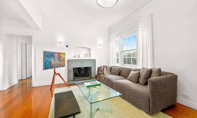 East Melbourne Apartamento | 2BR Art Deco Apt - A Hidden Gem in East Melbourne!