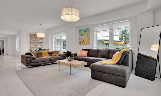 South Beach Apartamento | 2BR Art Deco Retreat Steps Away from the Beach