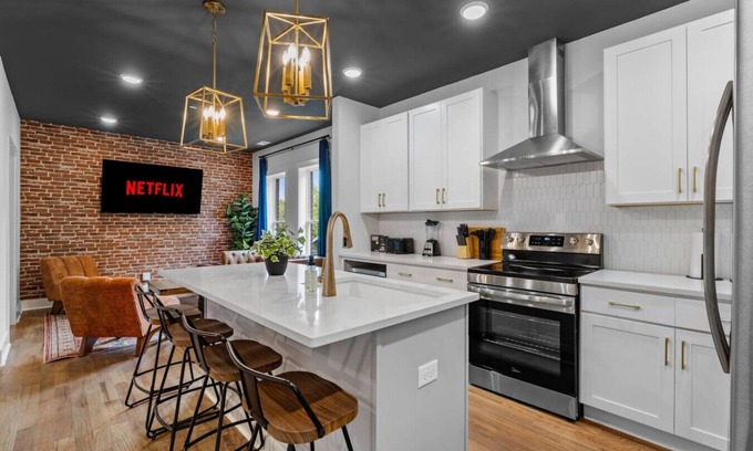 Talbot's Corner Apartamento | 2BR Bachelor Pad, Full Kitchen & Bath - Sleeps 9!