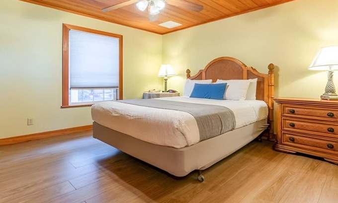 Captiva Hotel | 2BR Beach View Cottage w/Porch | Pools | Parking | Steps to the Beach