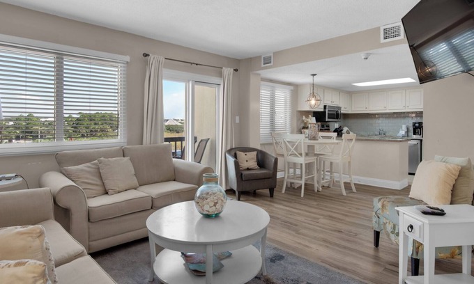 Sunnyside Condominio | 2BR Beachfront Condo | Prime Amenities + Free tickets: Dolphin Cruise & More!