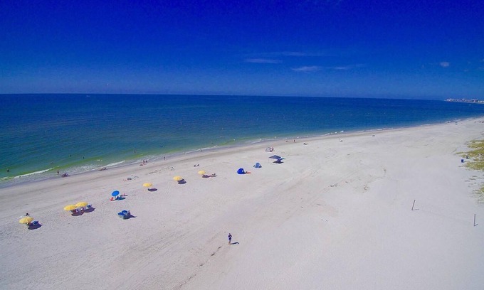 Treasure Island Condominio | 2BR Beachfront Condo: Romantic Getaway