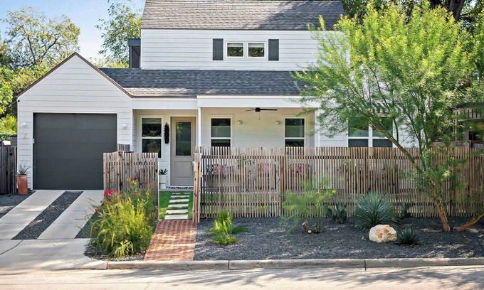 Holly Casa | 2BR Bungalow Near Lady Bird Lake & Rainey Street