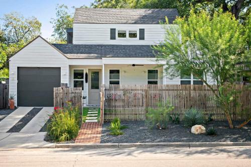 Holly Casa | 2BR Bungalow Near Lady Bird Lake & Rainey Street