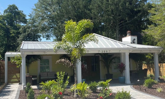 Caine Woods Casa | 2BR Bungalow -patio space-dog friendly- sleeps 4