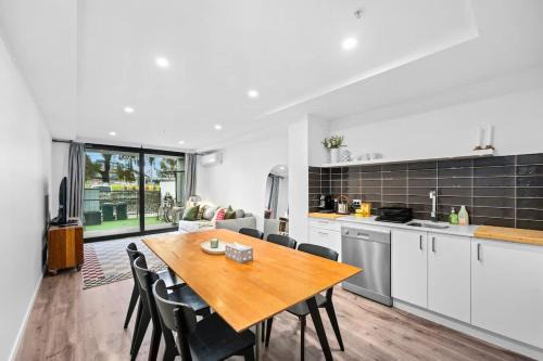 Abbotsford Apartamento | 2BR by the Park n Train Walk to River n Golf Bike