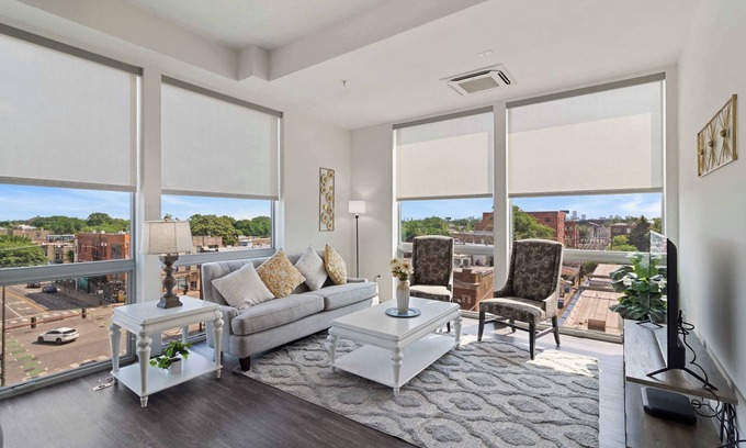 Palmer Square Apartamento | 2BR City Loft Amazing Glass Views