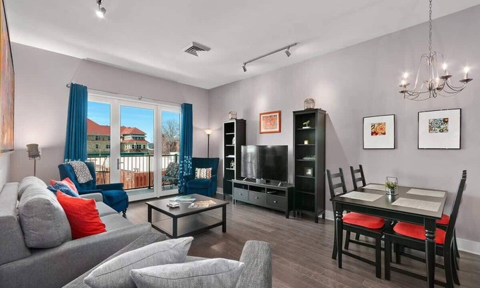 Asheville Condominio | 2BR Condo w/ Balcony + Free Tix | Walk to Downtown