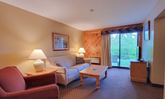 Weirs Beach Condominio | 2BR Condo with Private Patio