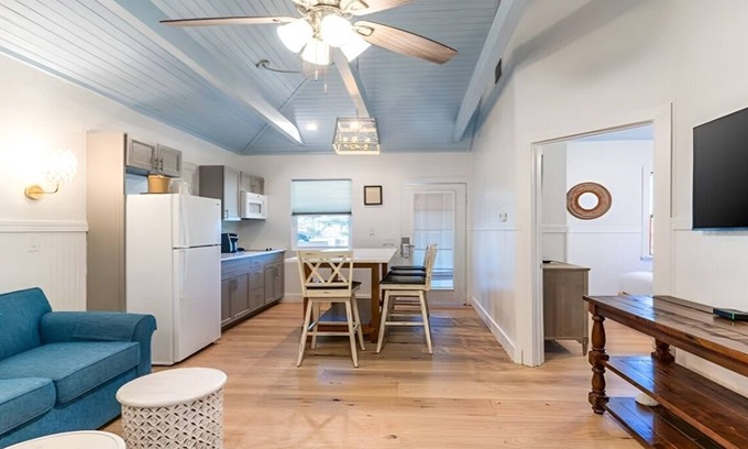 Captiva Hotel | 2BR Cottage | Porch | Outdoor Pools | Free Parking | Onsite Dining | Near Beach