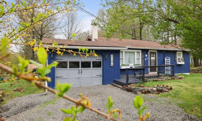 Tobyhanna Casa | 2BR Cottage with Hot Tub