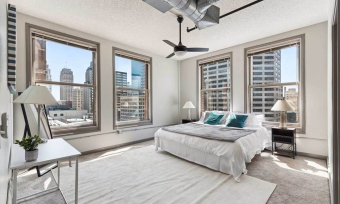 Downtown Kansas City Apartamento | 2BR Cozy Downtown Loft with Indoor Pool & Gym