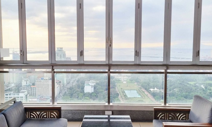 Ermita Condominio | 2BR Cozy & Spacious Family Condo, Great View & Karaoke At Torre De Manila