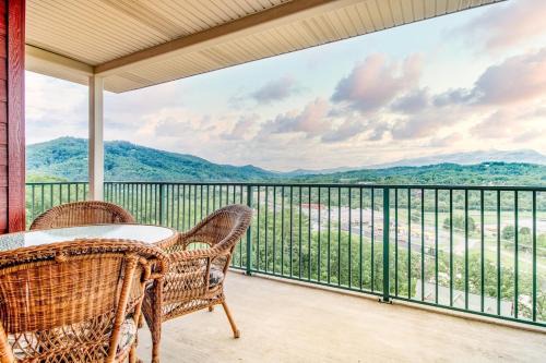 Pigeon Forge Casa | 2BR Cozy Suite W View Jacuzzi & Resort Pool