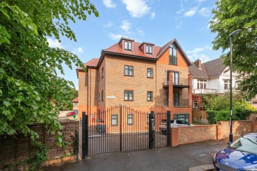 Croham Apartamento | 2BR, CR2, Contractors, Parking, Close to station