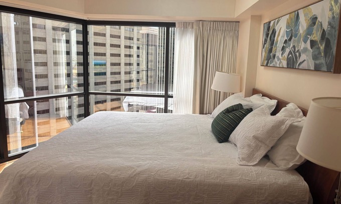 Downtown Honolulu Condominio | 2BR+Den High Floor Ocean View Free Parking