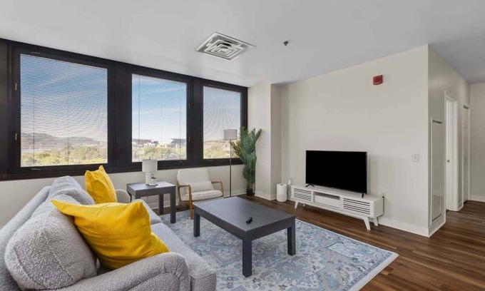 Downtown Pittsburgh Apartamento | 2BR Downtown Apartment with Gym & Deck