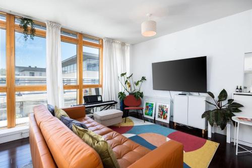 Kilmainham Apartamento | 2BR Dublin Apt Balcony, Plants & Electric Piano