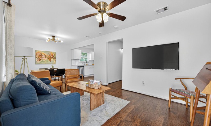 South Central Houston Condominio | 2BR Elegant, Clean, & Comfy! near NRG and Med Ctr