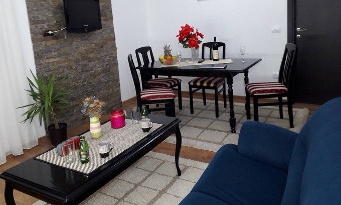 Belgrade Apartamento | 2BR Alojamiento familiar en el aeropuerto con estacionamiento privado gratuito y patio