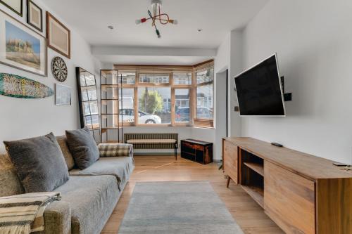 Norwood Green Apartamento | 2BR Garden Home Free Parking for 7 Guests Easy Access to London & Heathrow