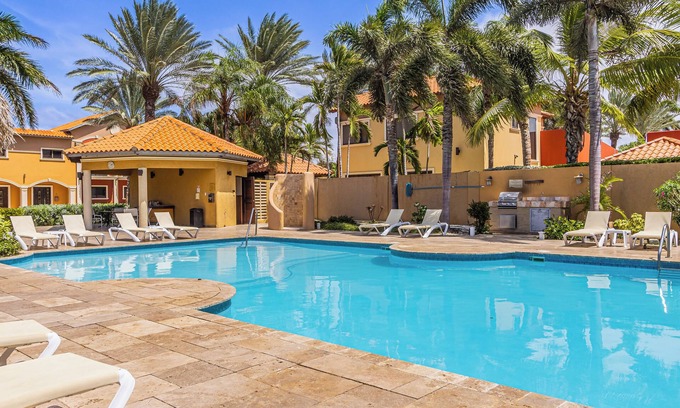 Gold Coast Casa | 2BR Gold Coast Townhome w/ Balcony! BBQ GRILL!