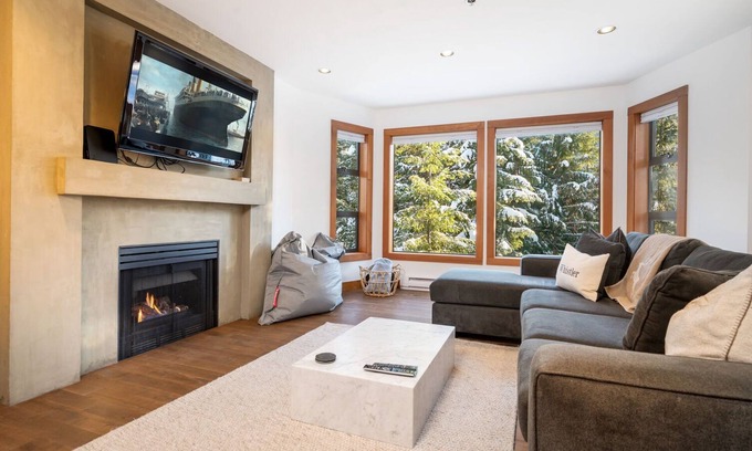 Blueberry Hill Condominio | 2BR | Greyhawk | King Bed | Hot Tub & Sauna | Secure Parking | BBQ