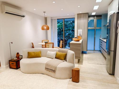 Leblon Apartamento | 2BR Heart of Leblon with Balcony, Renovated Gem
