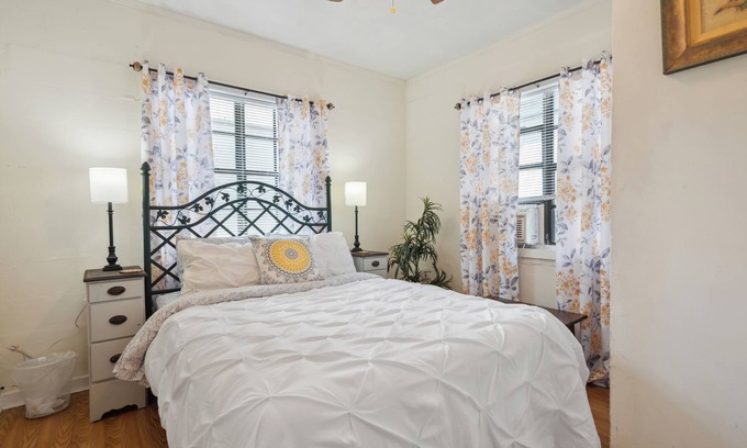 Historic Downtown Savannah Casa | 2BR Historic & Walkable Duplex near Forsyth Park