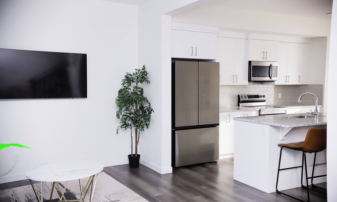 Airdrie Casa | 2BR house/2 Ensuites/Free Parking/Yard