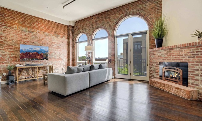 Downtown Colorado Springs Apartamento | 2BR Loft, Bar & Pikes Peak Deck View, Downtown