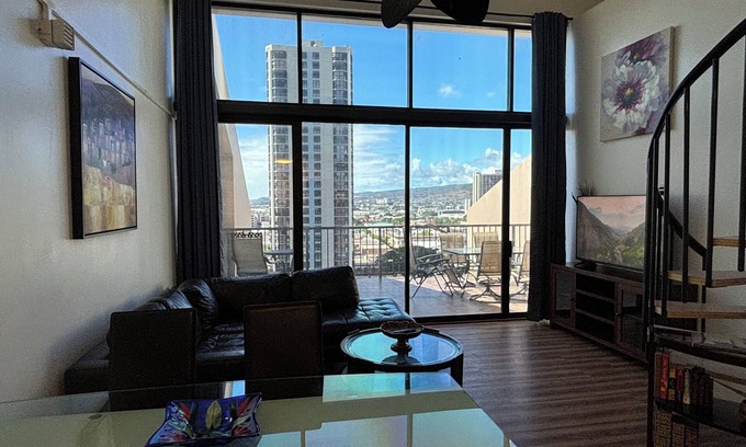 Downtown Honolulu Condominio | 2BR+Loft Huge Patio Quiet & Spacious with Free Parking