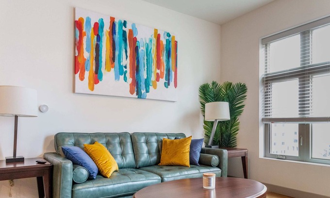 Midtown - Westport Apartamento | 2BR Luxury New Apartment with Gym & Pool