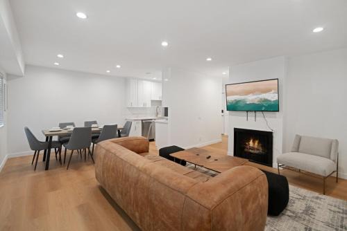 Van Nuys Apartamento | 2BR Plus Bonus Room with Pool Access Near Universal Studios
