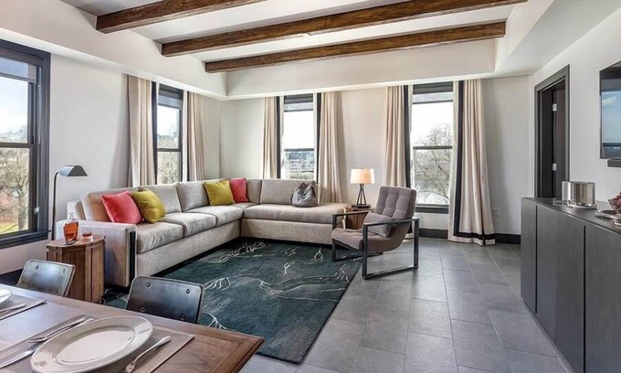 Old Town Chinatown Condominio | 2br Presidential Condo in Waterfront District!