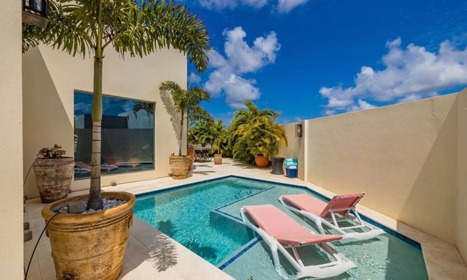 Washington Casa | 2BR Private Pool ~ OutdoorDining ~ Amazing Gardens