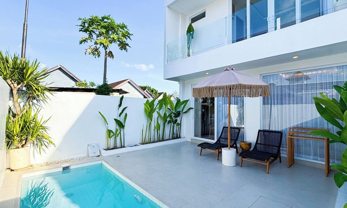 Batu Bolong Villa | 2BR Private Pool Villa with Sunken Lounge & Balcony in Canggu