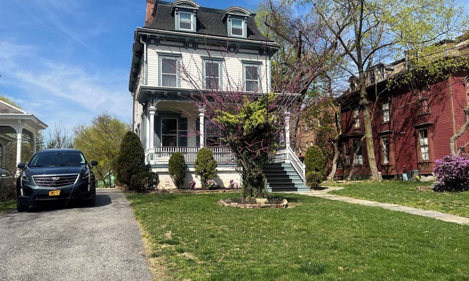 Poughkeepsie Apartamento | 2Br Private Victorian Apartment in City Location on Half Acre Sleeps 5