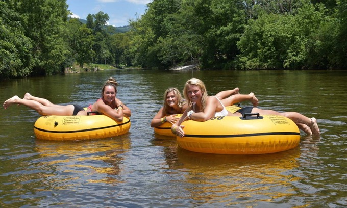Townsend Cabina | 2BR "Riverside" Cabin Overlooking the "Little River" in Townsend,TN Family Owned