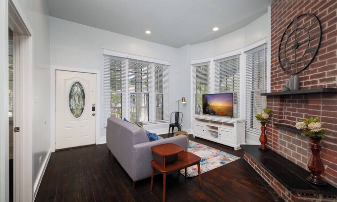 Southtown Condominio | 2BR Riverwalk Condo Corporate & Insurance Stays Fast Wi-Fi W/D Monthly