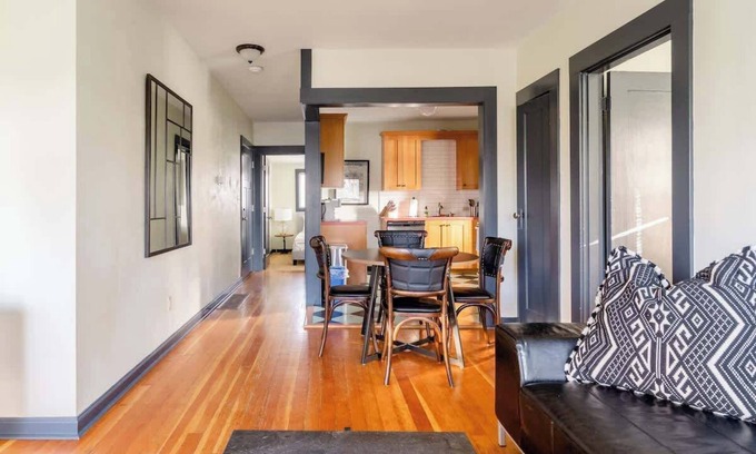 Belmont Casa | 2BR Sleeps 6 Perfect Location for Foodies