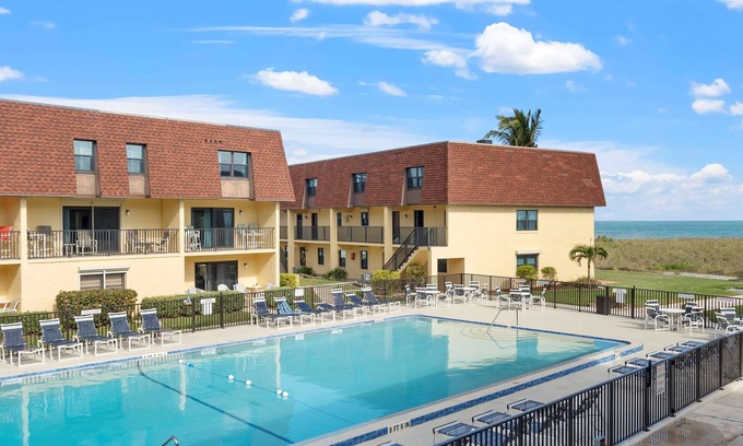 Avon By The Sea Condominio | 2BR Sleeps 6 Pool BBQ Steps to Beach Pier Downtown