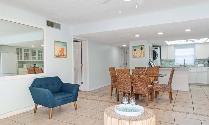 Avon By The Sea Condominio | 2BR Sleeps 6 Poolfront BBQ Steps to Beach & Pier!