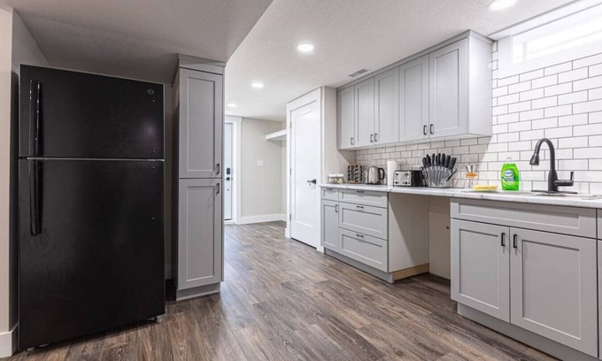 Kitchener Apartamento | 2BR Sleeps 6 +Wifi+Parking+Pet