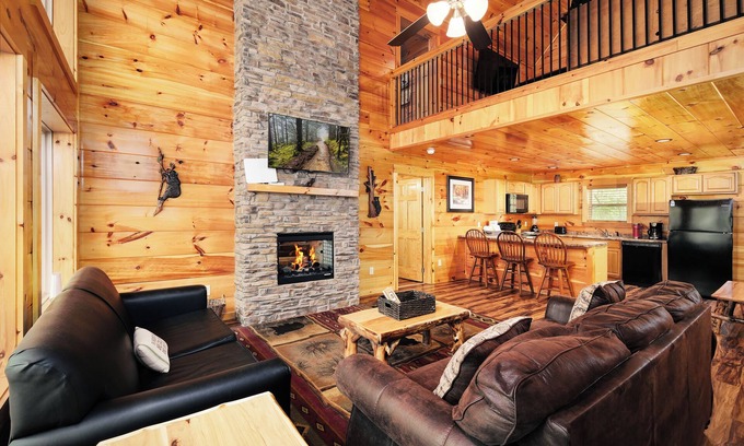 Pigeon Forge Cabina | 2BR, sleeps up to 10, less than 8 minutes to Dollywood, Island, Parkway!