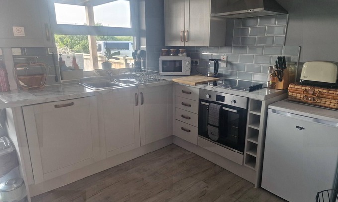 Ferryside Casa | 2BR-Sleeps4-Balcony-PetsOK-Parking-Ferryside